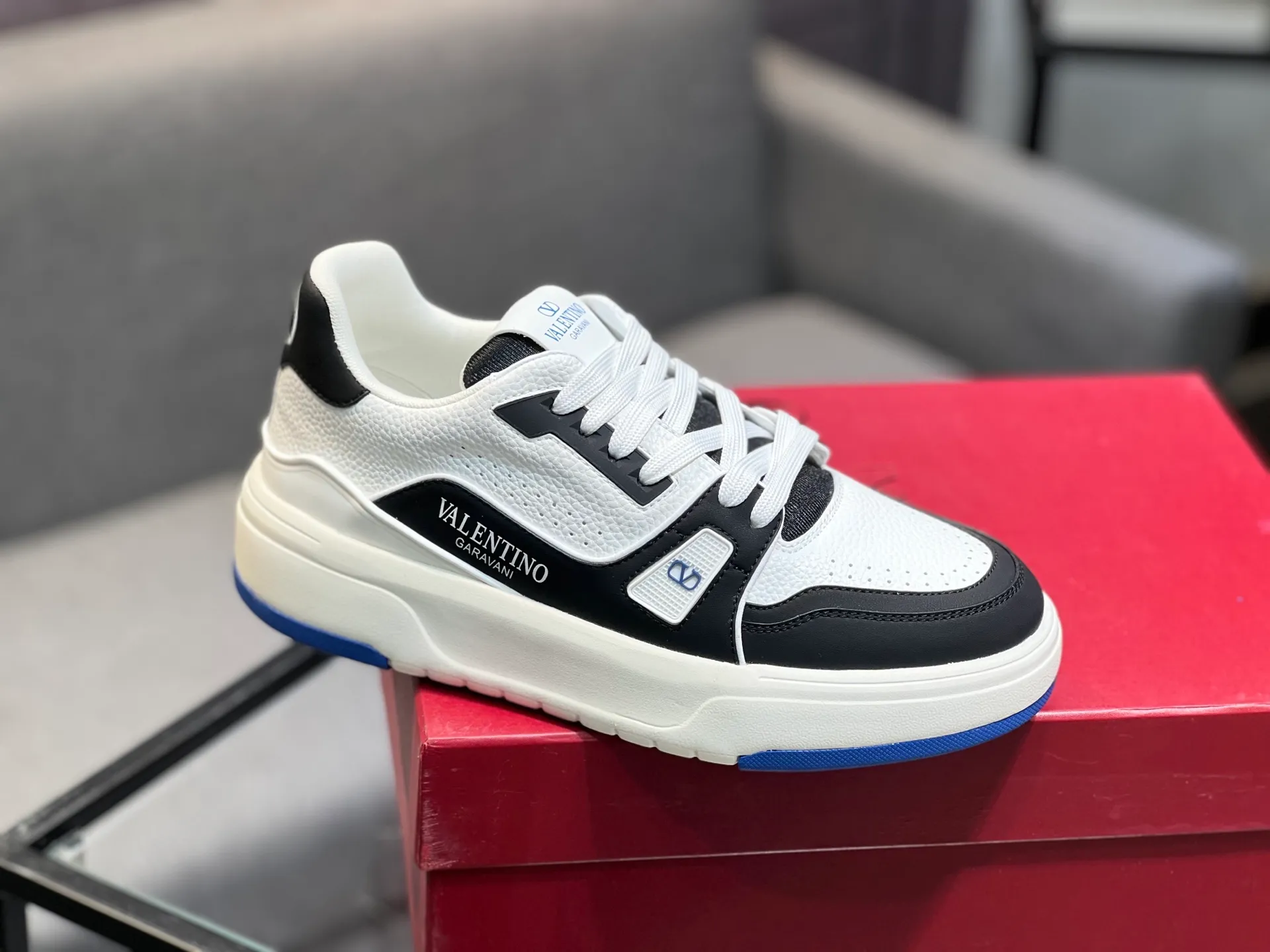 Men's men's shoes 💰660 𝑽𝒂𝒍𝒆𝒏𝒕𝒊𝒏𝒐 Valentino 𝑶𝒏𝒆𝑺𝒕𝒖𝒅 Couple's sneaker series Valentino 2025 latest couple's sneakers, celebrity style, hot sale. The original ZP was purchased and dismantled. Repeated pattern making and modification. I strive to restore the original version 1:1! Top luxury masterpiece, soft and comfortable, combining fashion and leisure, bringing excellent elegant texture and excellent on-foot comfort. Top purchase version upper: imported calfskin surface/original oil edge craftsmanship. Inner: water-dyed cowhide lining. Outsole: original development 𝐓𝐏𝐔 two-color combination outsole. Packaging: original configuration complete package. Code number: 35-44 yards. 34.45 can be customized. Can be customized (self-labeled-no label) order.